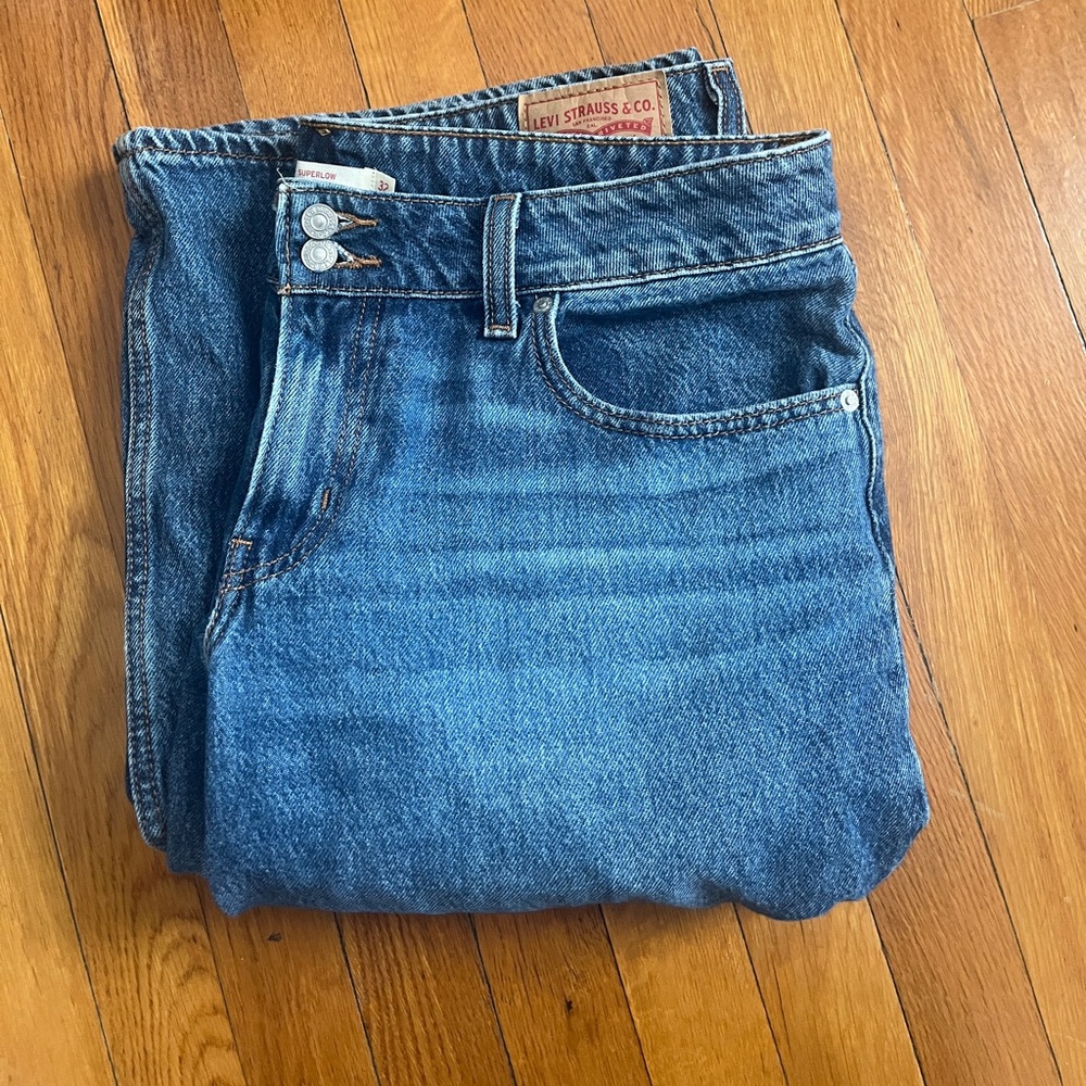 Levi’s Women’s Superlow loose jeans size 32